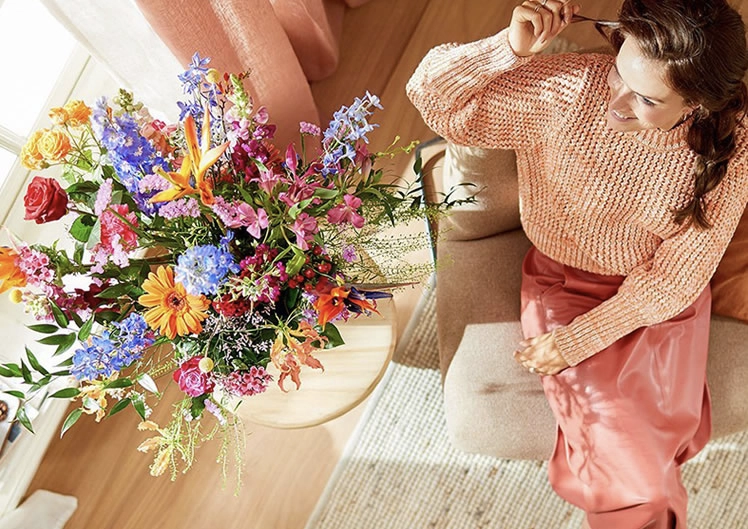 Blijde ontvanger met bloemen in Zwinderen